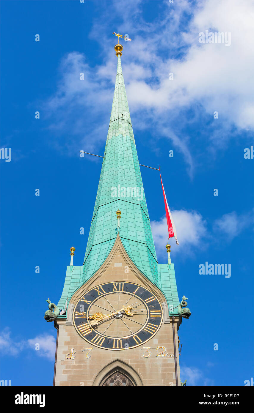 La tour de la cathédrale Fraumunster à Zurich, Suisse - l'un des points de repère bien connu de la ville. Banque D'Images