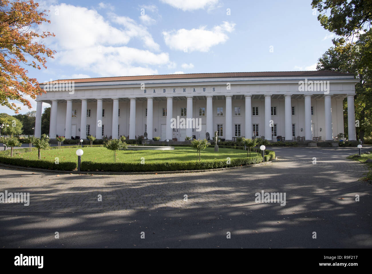 Construit à partir de 1816 la maison de bains de Goor montre de nos jours 18 colonnes dans neoclassicistic à Lauterbach style qui fait partie de la ville de Putbus sur l'île de Rügen. Banque D'Images