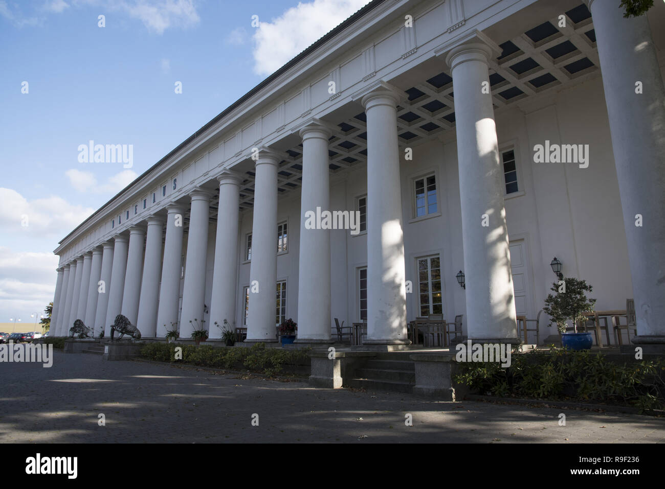 Construit à partir de 1816 la maison de bains de Goor montre de nos jours 18 colonnes dans neoclassicistic à Lauterbach style qui fait partie de la ville de Putbus sur l'île de Rügen. Banque D'Images