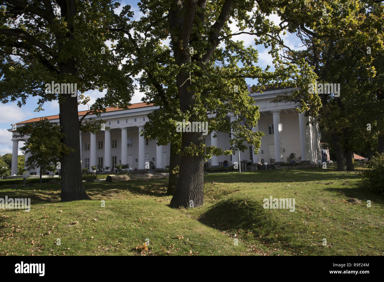 Construit à partir de 1816 la maison de bains de Goor montre de nos jours 18 colonnes dans neoclassicistic à Lauterbach style qui fait partie de la ville de Putbus sur l'île de Rügen. Banque D'Images