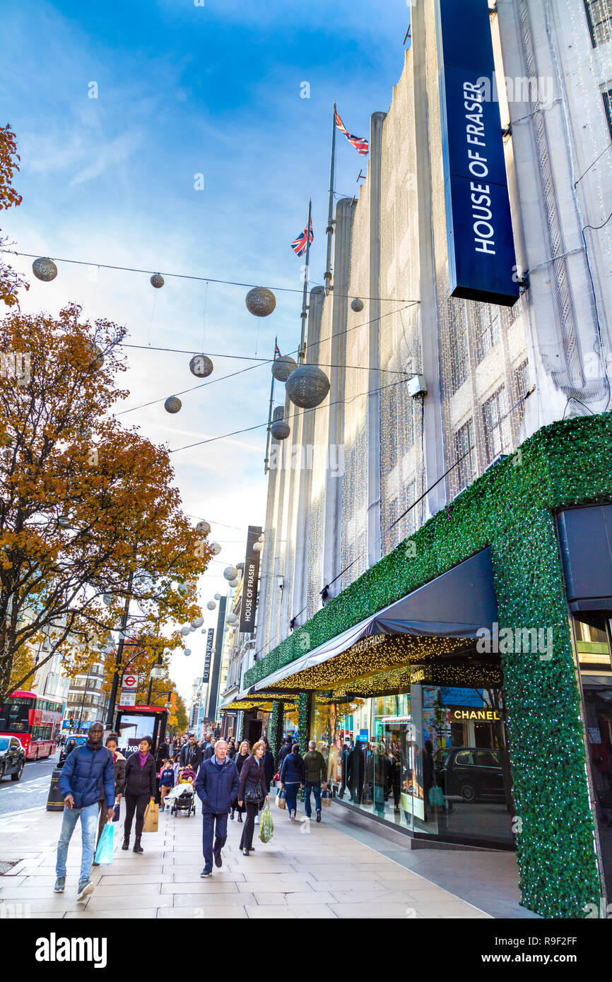 Les gens marcher dans la rue Oxford Street à côté de House of Fraser department store, Londres, UK Banque D'Images