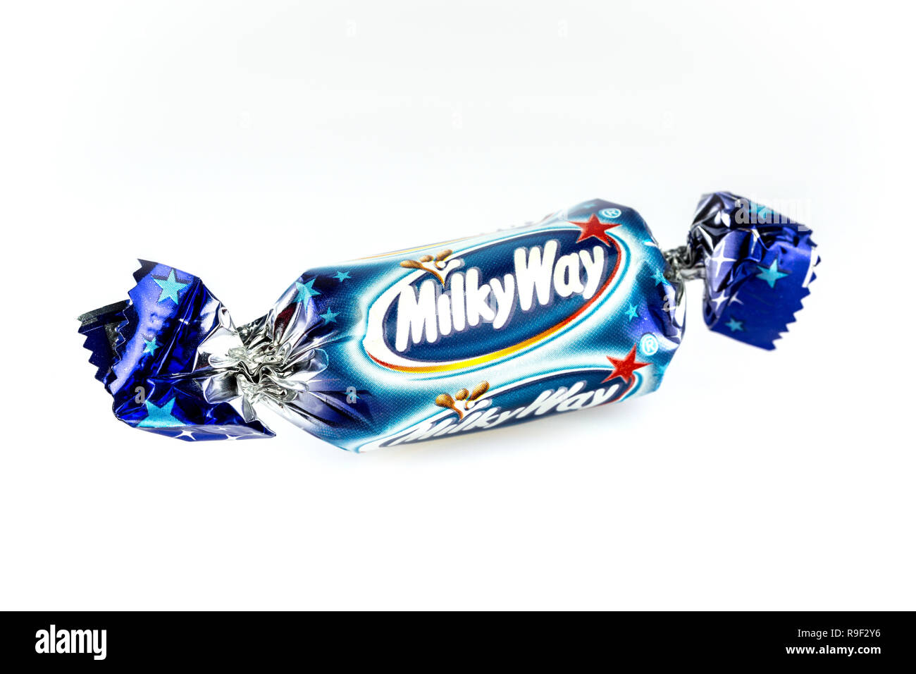 Célébrations de la MilkyWay chocolat sur fond blanc Photo Stock - Alamy