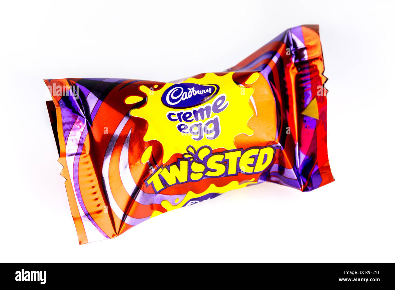 Twisted Creme Egg Cadburys chocolat héros sur un fond blanc Banque D'Images