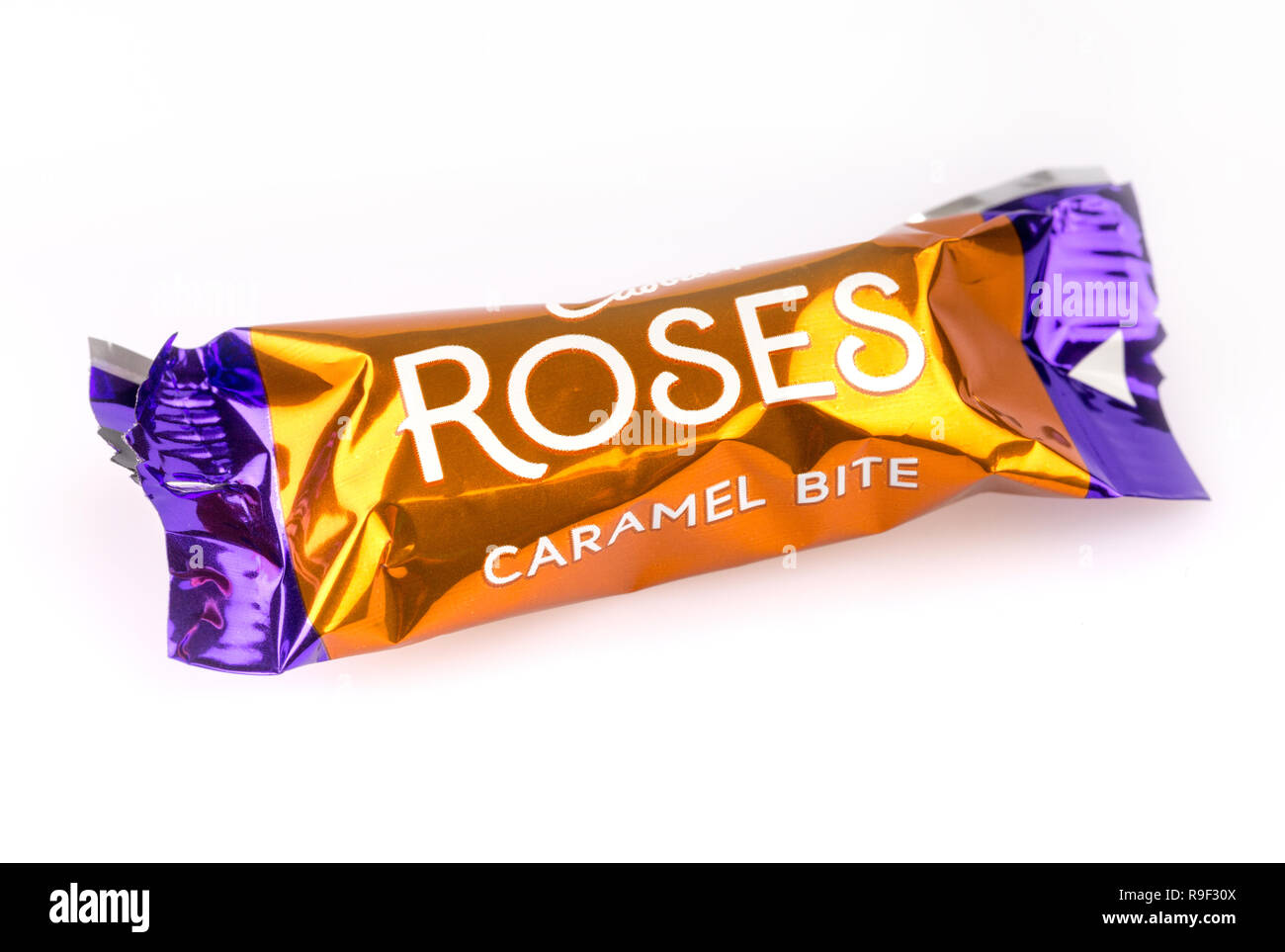 Morsure Caramel chocolat Cadbury's roses sur fond blanc Banque D'Images