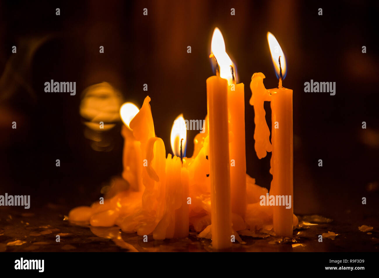 Bougies de prière dans l'Église chrétienne orthodoxe, l'Arménie Banque D'Images