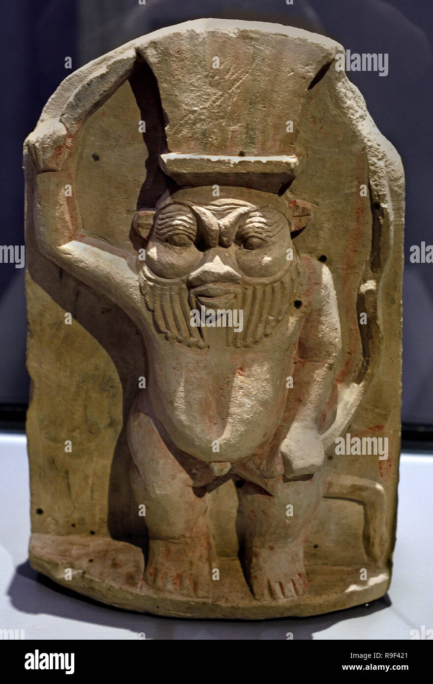 Bes avec épée et snake Dernière période (722-332 av. J.-C. ) l'Egypte, l'Egyptien. ( Bes est une ancienne divinité égyptienne vénéré comme protecteur des ménages et, en particulier, des mères, des enfants et de l'accouchement. Bes le défenseur de tout ce qui est bon et l'ennemi de tout ce qui est mauvais. ) Banque D'Images