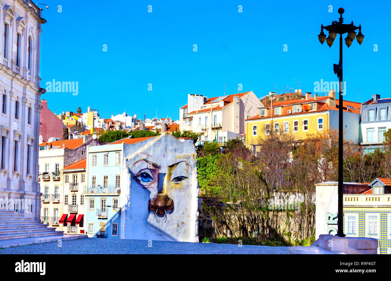 Magnifique paysage de Lisbonne avec des toits rouges et des graffitis sur les murs. Banque D'Images