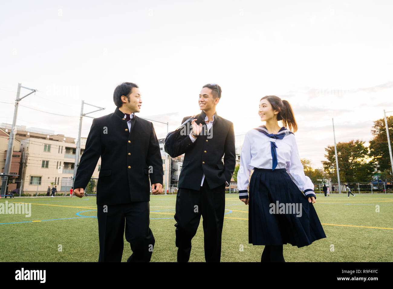 Yung étudiants japonais avec l'uniforme scolaire le collage en plein air - Groupe d'adolescents s'amusant d'Asie Banque D'Images