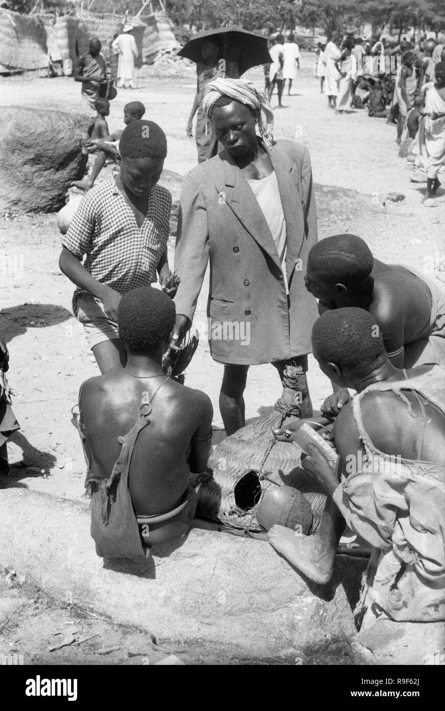 Homme africain portant un blouson à l'Ouest Cameroun street market 1959 Autochtones, l'Afrique de l'Ouest Banque D'Images
