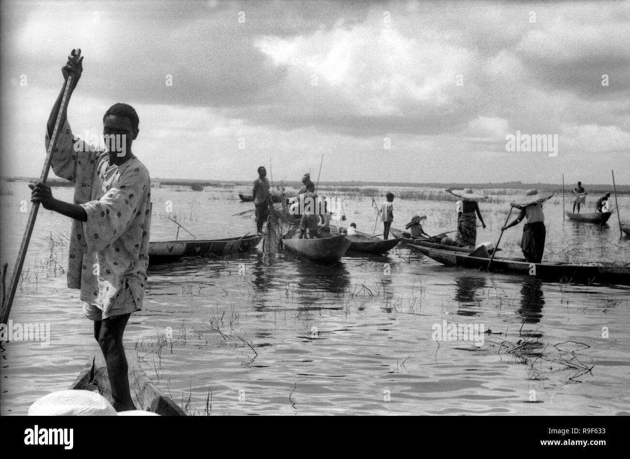Les natifs de 1950 pêchent à Lake Village, Ganvie sur le lac Nokoué au Bénin Afrique 1956 Banque D'Images