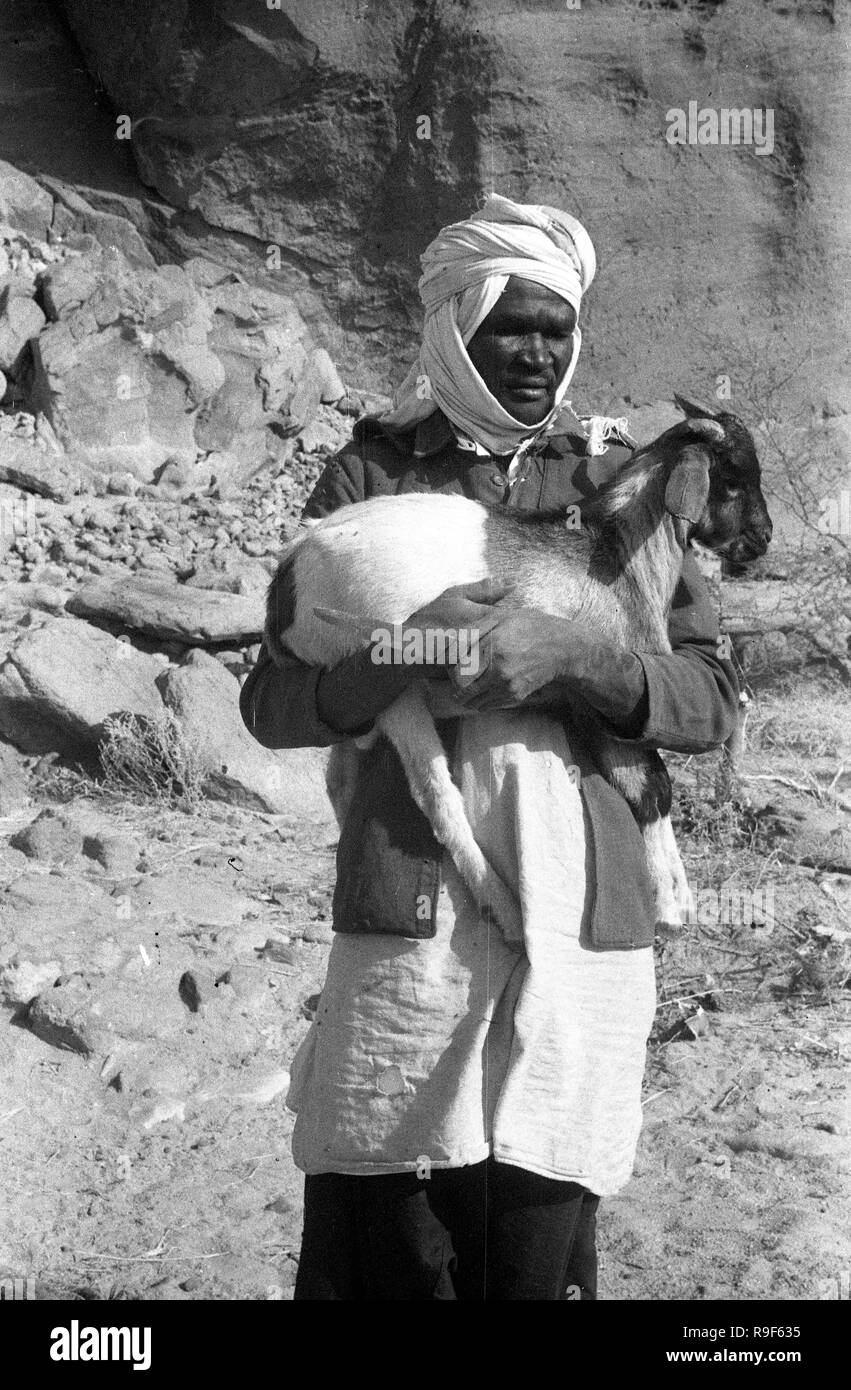 L'Afrique occidentale française 1958 Soldat de l'armée française avec la réalisation des couteaux pour l'abattage de chèvre sacrificielle Banque D'Images