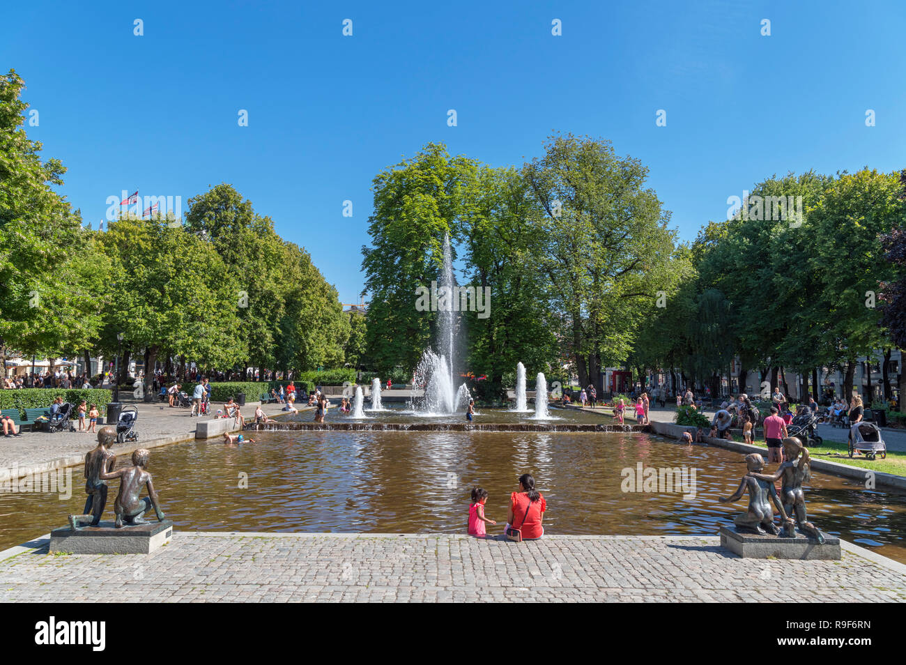 Sentrum Fontanna fontaine sur Karl Johans gate dans le centre-ville, Oslo, Norvège Banque D'Images