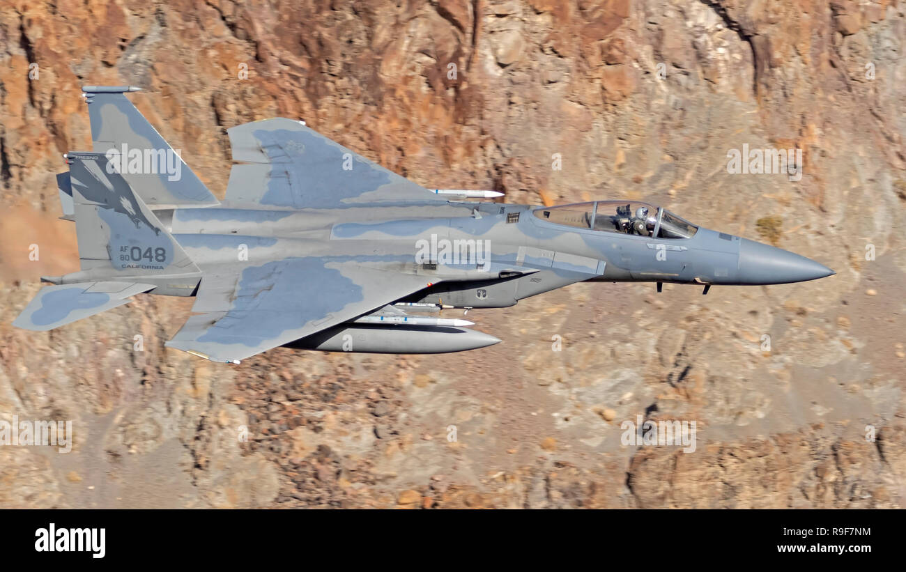 Jet F-15 Eagle formation à Star Wars Jedi Canyon Transition dans le désert californien Banque D'Images