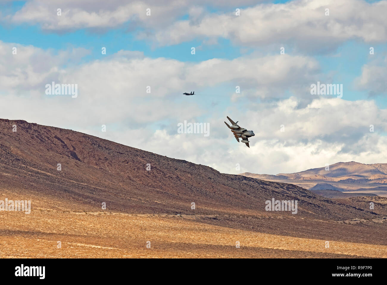 Jet F-15 Eagle formation à Star Wars Jedi Canyon Transition dans le désert californien Banque D'Images