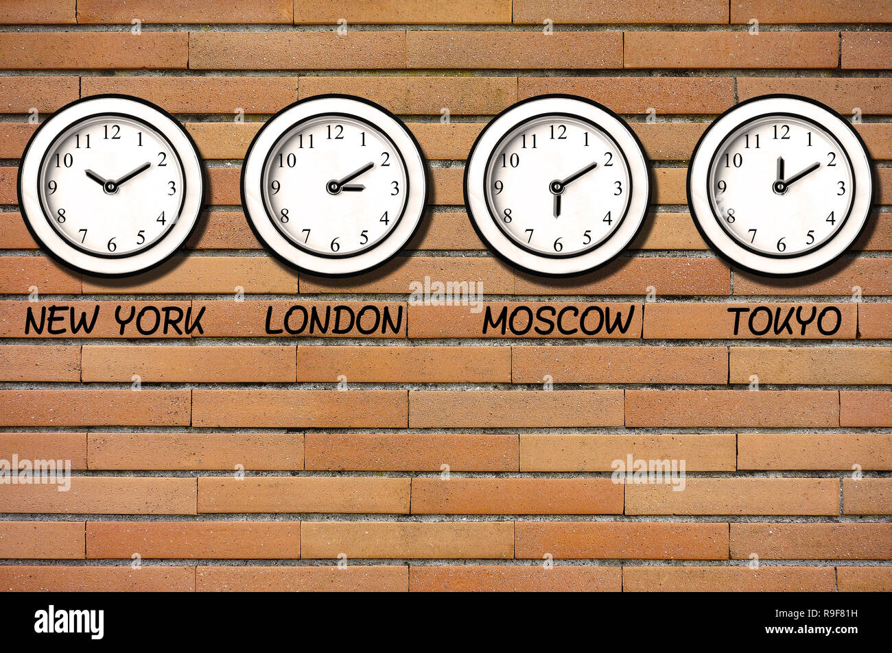 Horloge murale classique pour différents fuseaux horaires sur le mur de  briques Photo Stock - Alamy