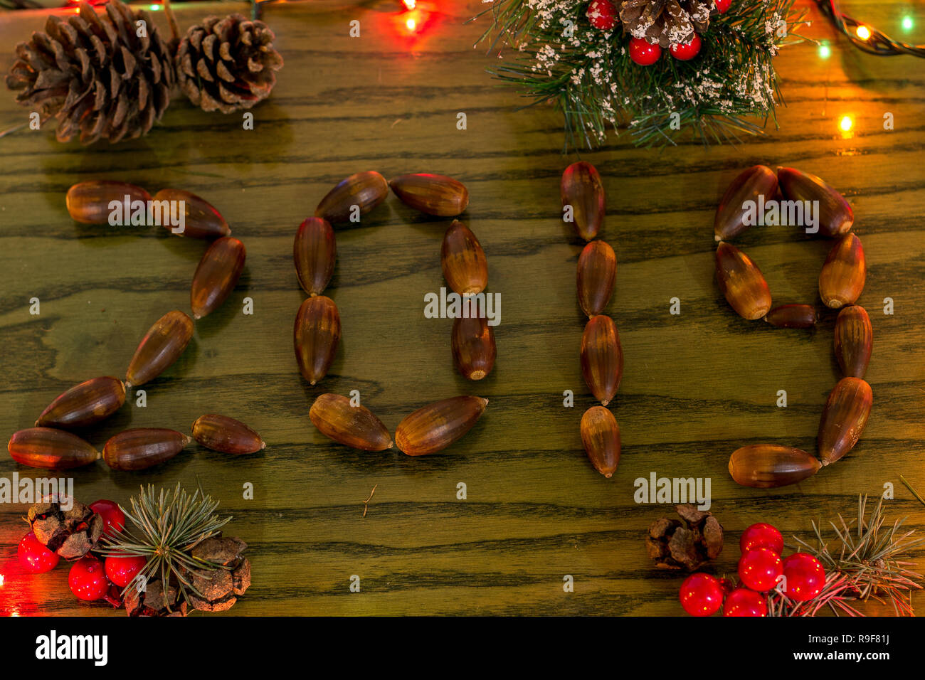 Décoration de Noël. la nouvelle année s'en vient. Composition faite de glands avec l'inscription de 2019. Banque D'Images