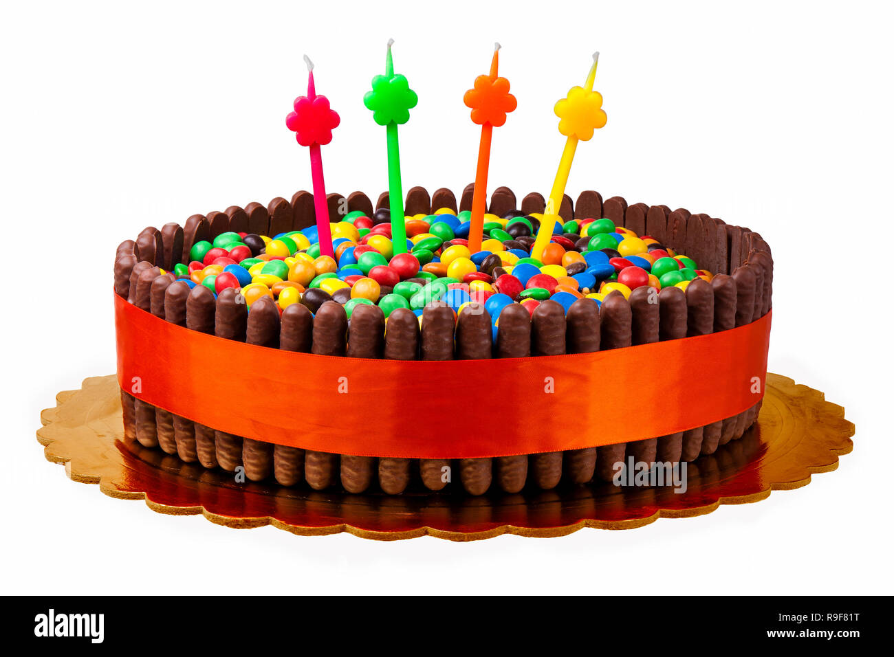 Gateau Colore Avec Des Bougies Et Des Bonbons Au Chocolat Isole Photo Stock Alamy Gateau Colore Avec Des Bougies Et Des Bonbons Au Chocolat Isole Photo Stock Alamy