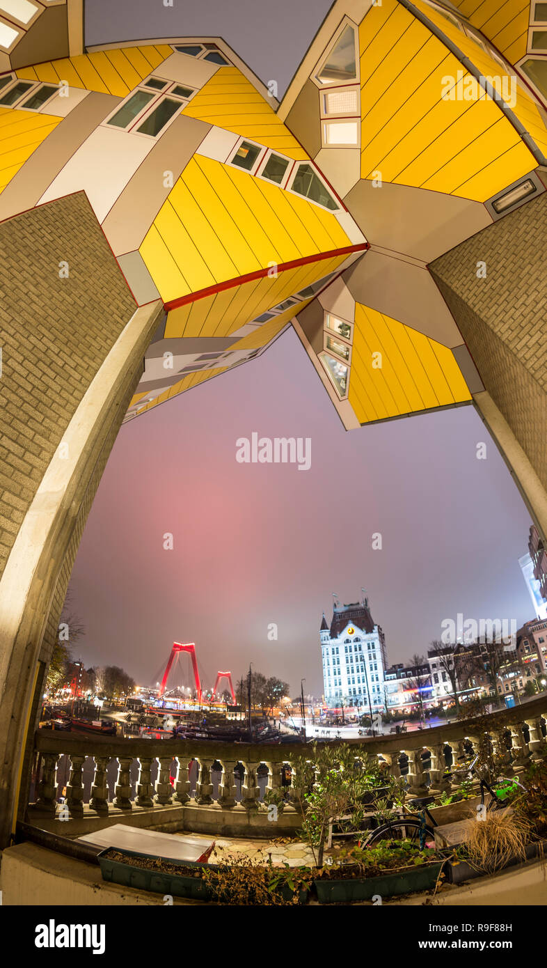 Vue de la fenêtre de Rotterdam Oudehaven de nuit avec des maisons cube jaune sur le dessus. Banque D'Images