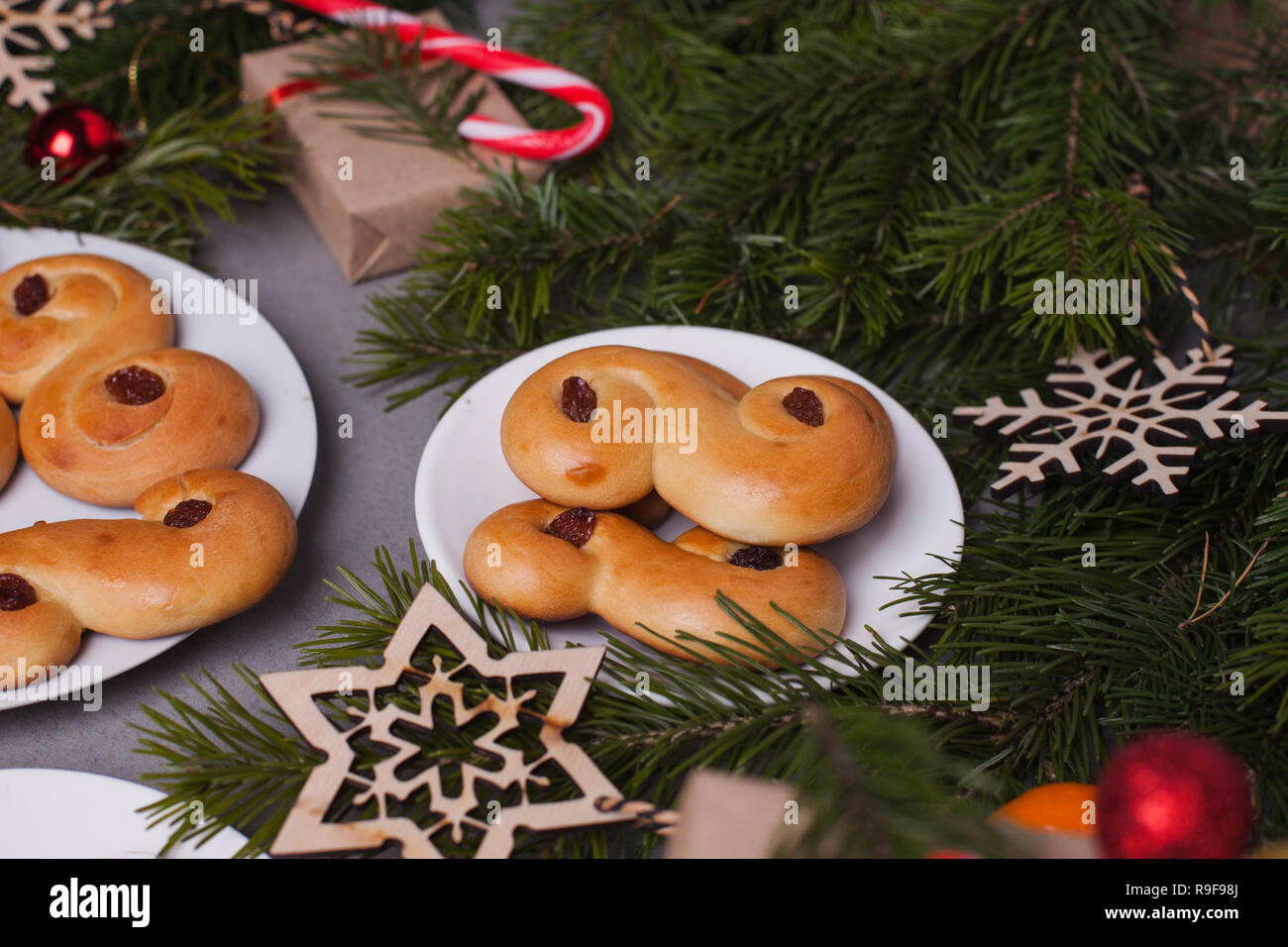 Noël suédois. Petits pains suédois traditionnel on cake stand de noël en paramètre. Un petit pain au safran, en suédois ou lussekatt lussebulle Banque D'Images