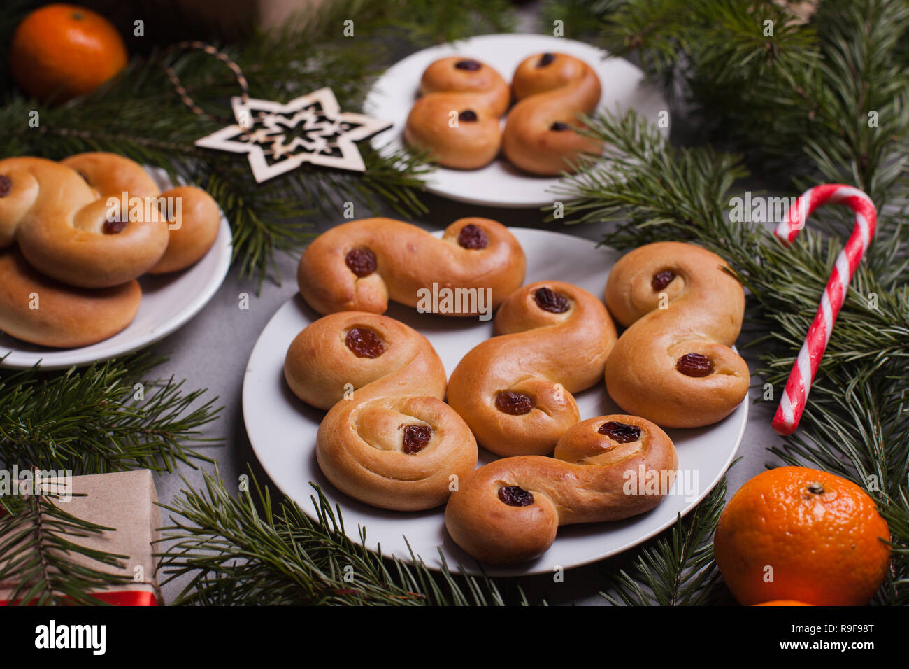 Noël suédois. Petits pains suédois traditionnel on cake stand de noël en paramètre. Un petit pain au safran, en suédois ou lussekatt lussebulle Banque D'Images