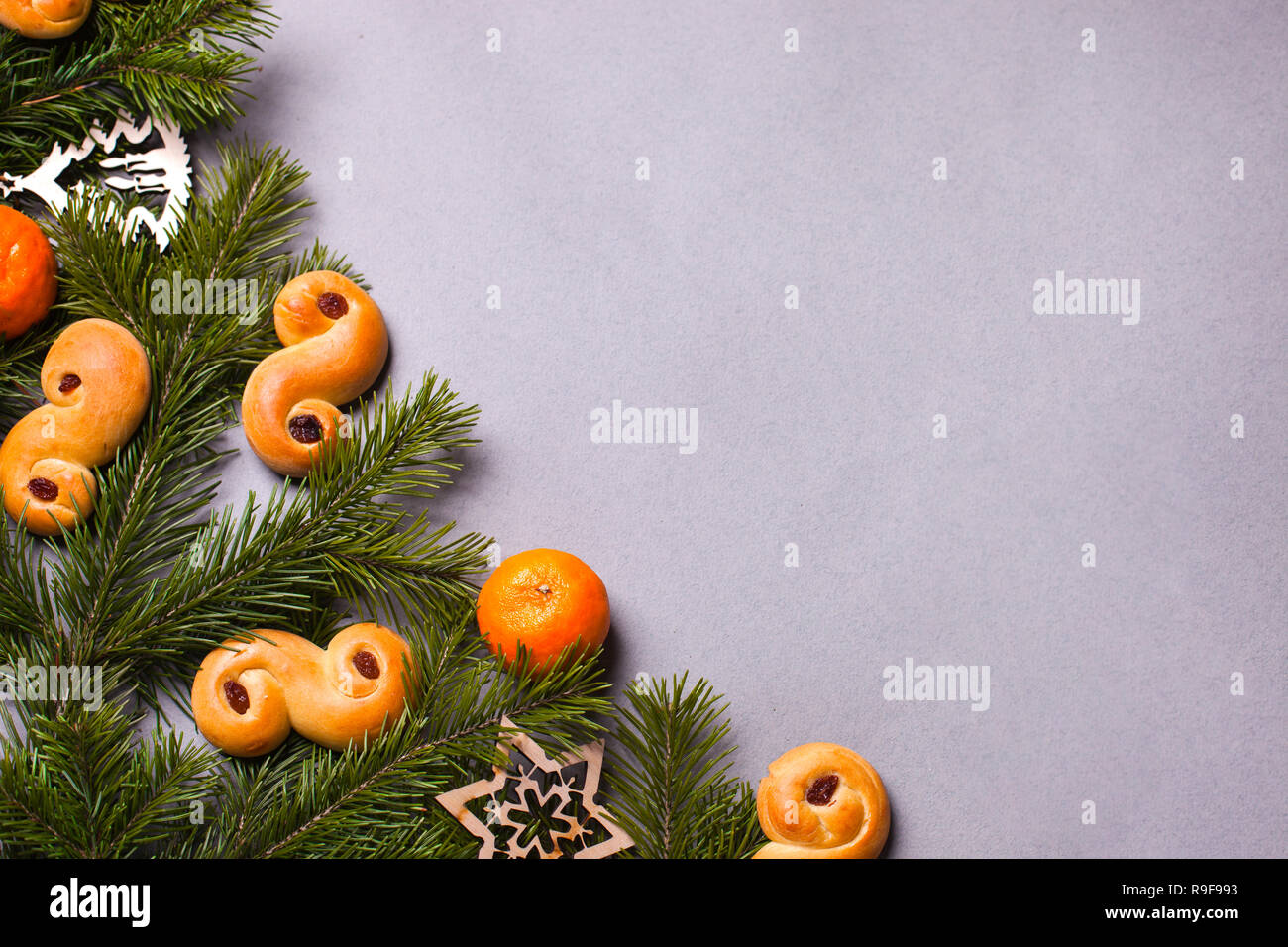 Châssis avec saffron buns traditionnels, la tradition en Suède à Lucia et de Noël, Décorations de Noël, en suédois langag appelé 'lussekatt' ou 'lussebull Banque D'Images