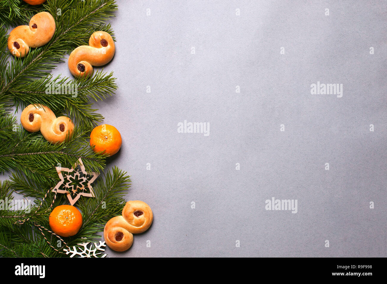 Châssis avec saffron buns traditionnels, la tradition en Suède à Lucia et de Noël, Décorations de Noël, en suédois langag appelé 'lussekatt' ou 'lussebull Banque D'Images