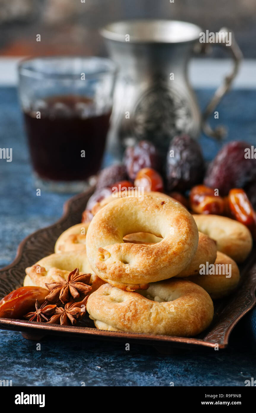 Date arabe traditionnelle cookies bague - kaak bi ajwa, cookies populaires pour les vacances de l'Aïd Banque D'Images