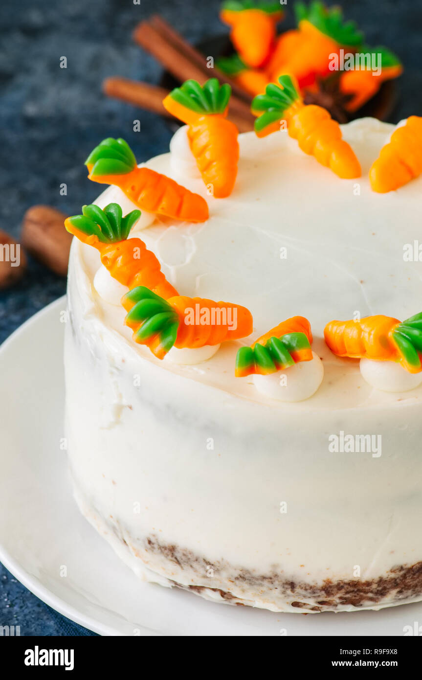 Gateau Aux Carottes Avec Glacage Au Fromage A La Creme A La Carotte Decorees Servant De Marmelade Sur Une Assiette Sur Un Fond Noir En Bleu Photo Stock Alamy Gateau Aux Carottes Avec Glacage Au Fromage A La Creme A La Carotte Decorees Servant De Marmelade Sur Une Assiette Sur Un Fond Noir En Bleu Photo Stock Alamy
