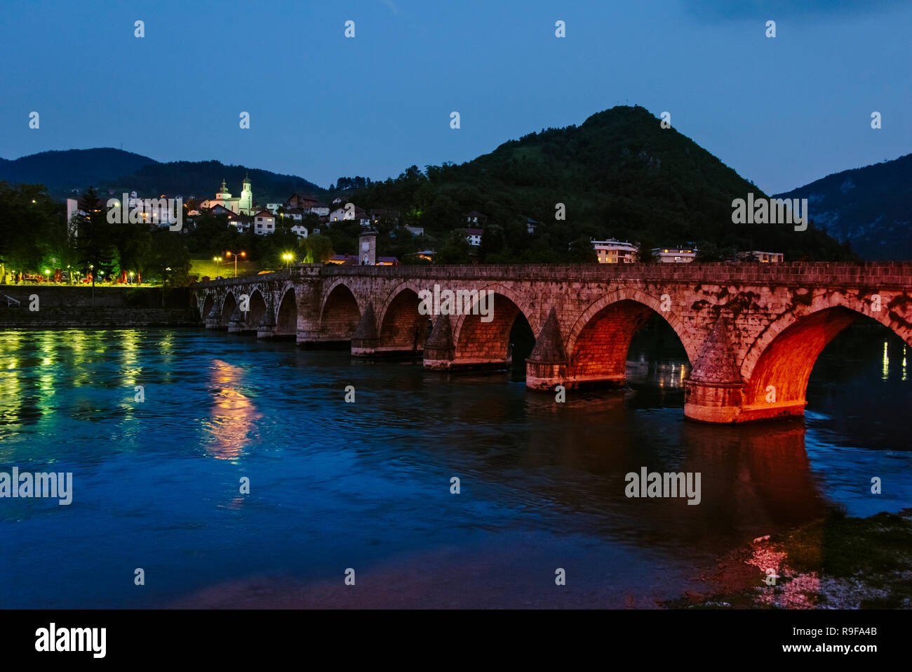 Vue de la nuit de Mehmed Pacha Sokolovic Pont sur la Drina, site du patrimoine mondial de l'UNESCO, Visegrad, Bosnie-Herzégovine Banque D'Images