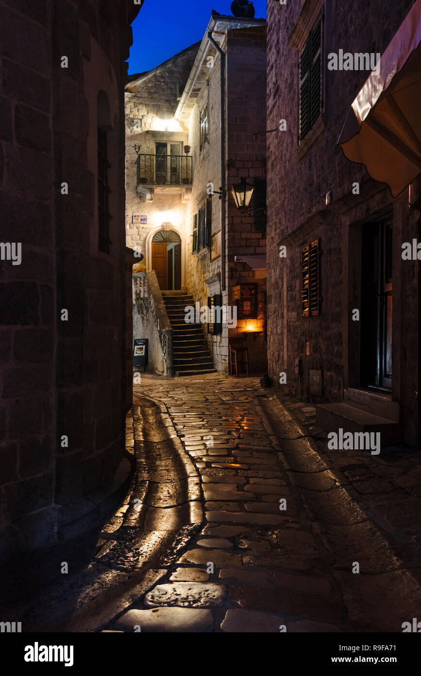 Vue nocturne de la vieille ville avec la rue pavée, à Kotor, Monténégro Banque D'Images