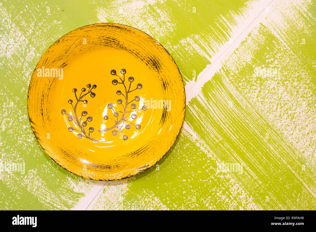 Jaune Antique plaque vide sur une table vintage vert Banque D'Images