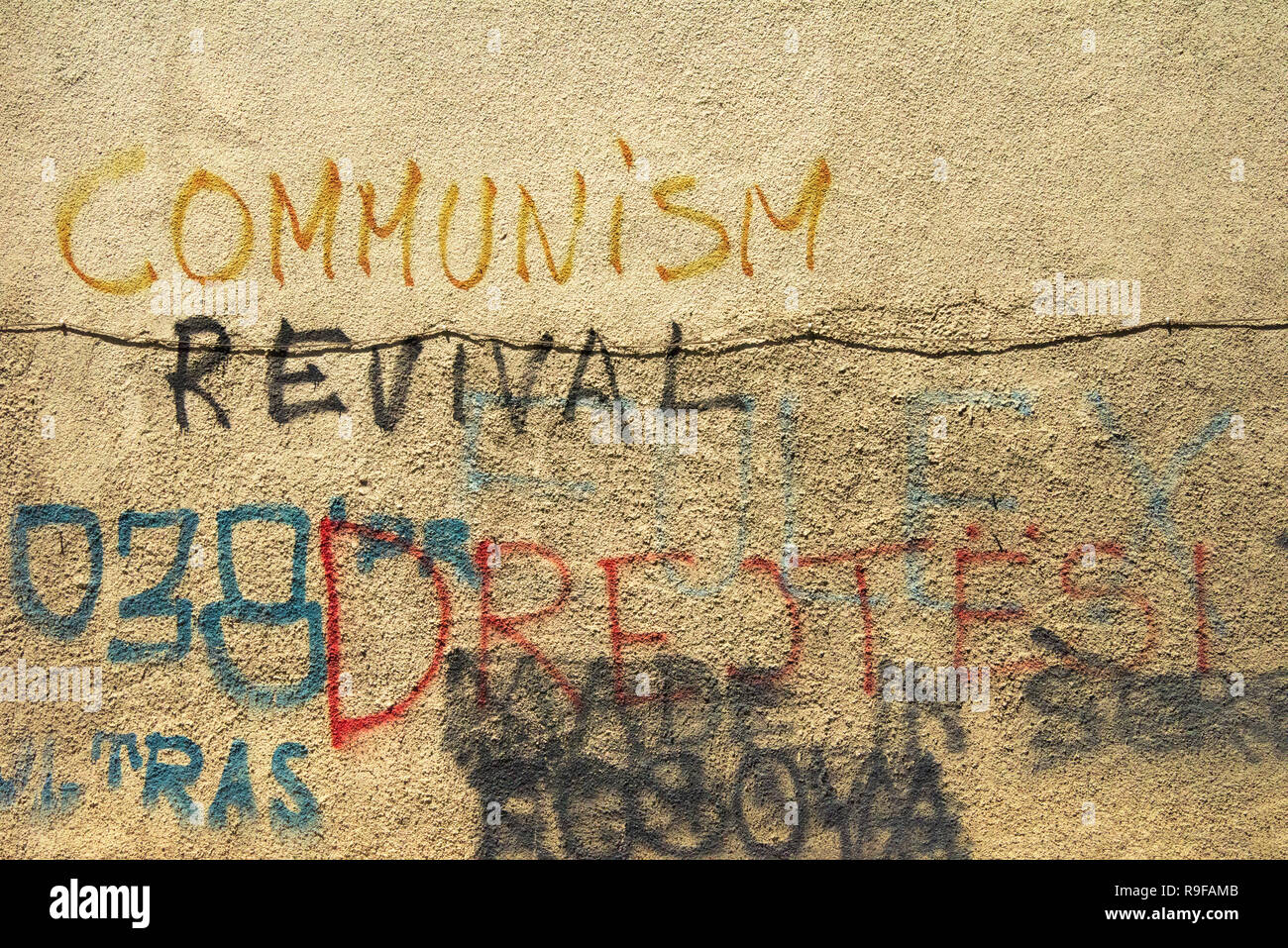 Vieux Mur avec des scripts, le communisme Revival, Prizren, Kosovo Banque D'Images