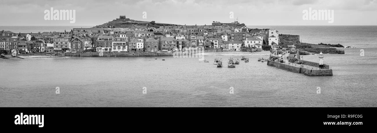 Vue panoramique des vue sur le port de pêche de St Ives, sur la côte nord des Cornouailles. Photographié en noir et blanc. Banque D'Images