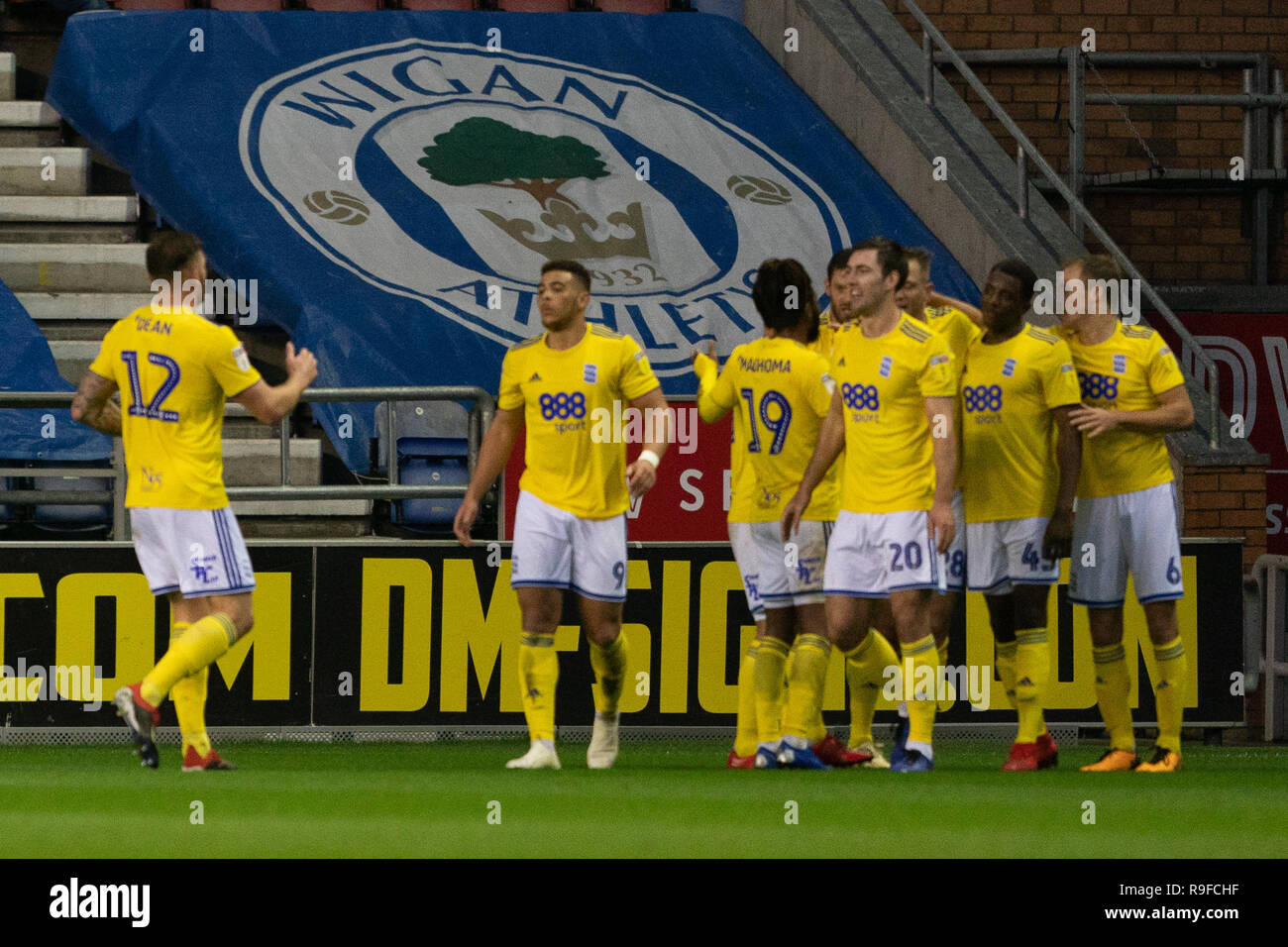 Birmingham City's Michael Morrison (c) célèbre marquant son deuxième but de côtés 22 décembre 2018, DW Stadium, Wigan, Angleterre ; Sky Bet Championship, Wigan Athletic vs Birmingham City ; Credit : Terry Donnelly/News Images images Ligue de football anglais sont soumis à licence DataCo Banque D'Images