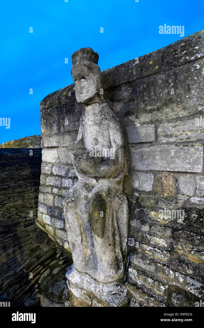 Crépuscule sur la sculpture du Roi Ethelbald ou Æthelbald Roi de mercie, Trinity Bridge, Crowland ville, Lincolnshire, Angleterre, RU Banque D'Images