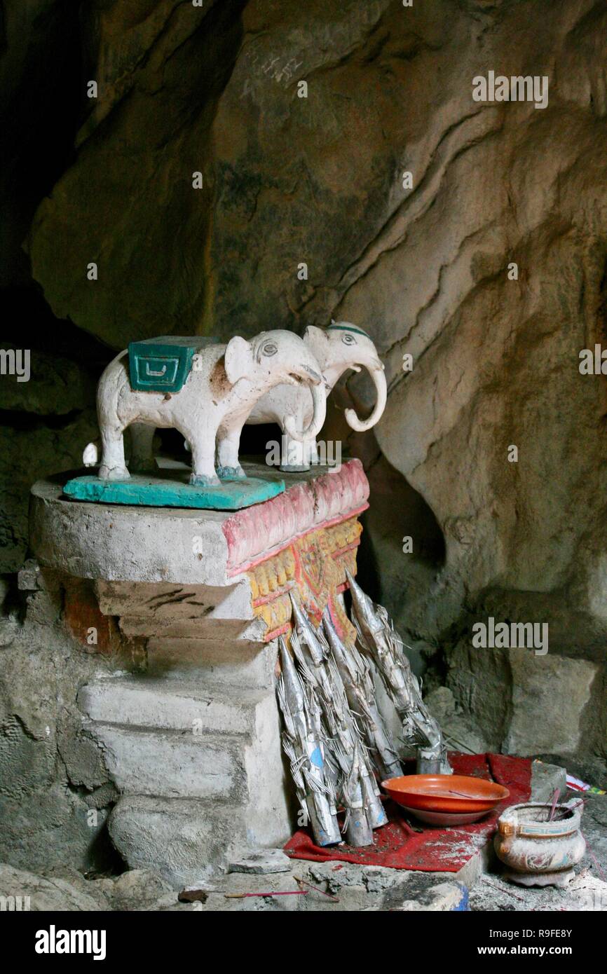 Deux éléphants blancs sur un lieu de culte dans une grotte au Cambodge Banque D'Images