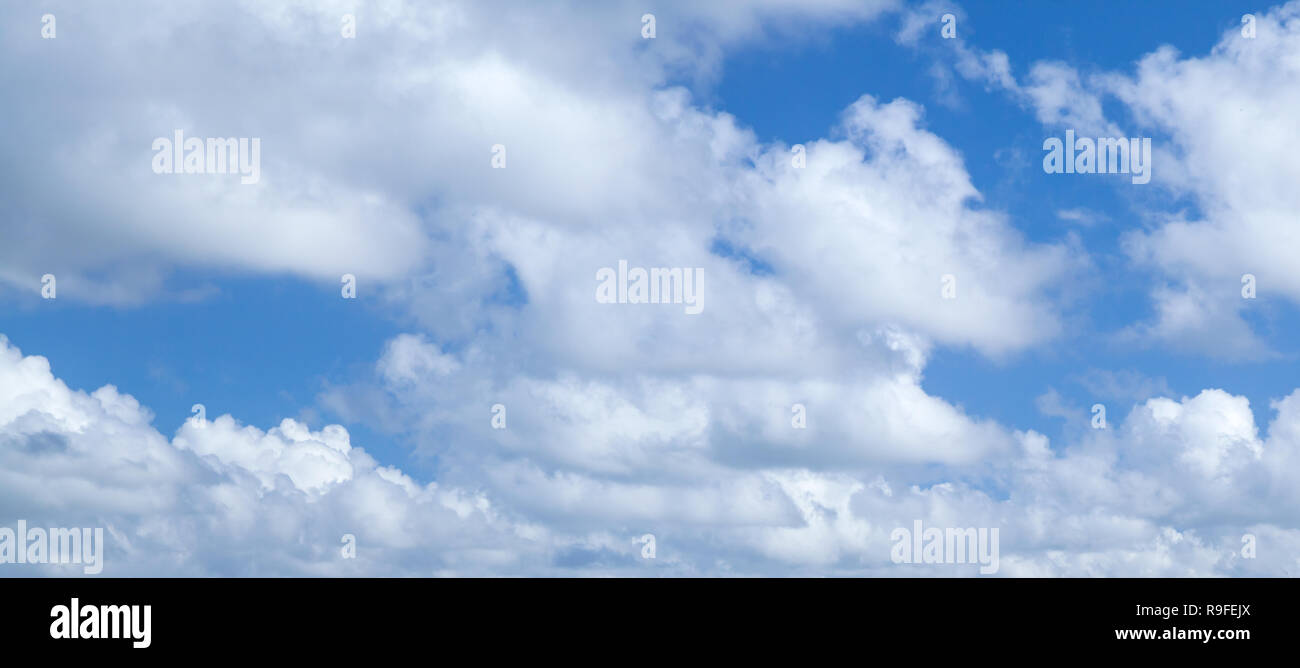 Ciel bleu et blanc de nuages dans la journée. La texture de fond photo panoramique naturel Banque D'Images