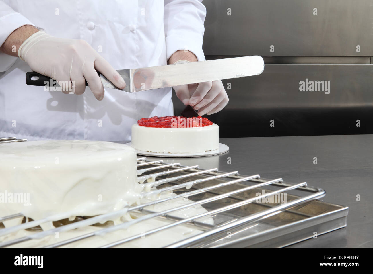 Mains Patissier Prepare Un Gateau Couvrir Avec Du Glacage Et Decorer Avec Des Fraises Travaille Sur Un Travail De Cuisine Industriel En Acier Inoxydable Haut Photo Stock Alamy