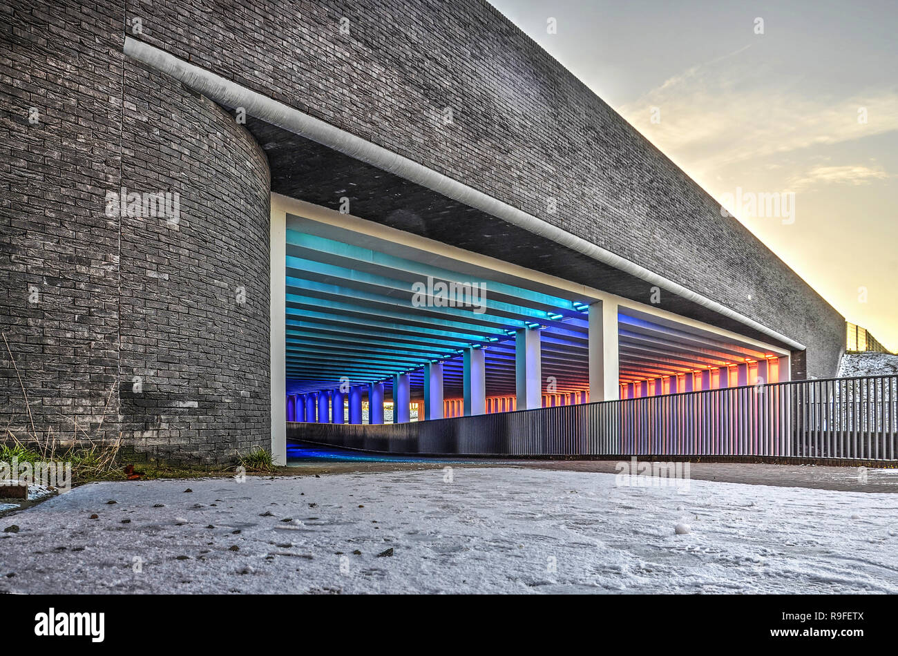 Zutphen, Pays-Bas, le 15 janvier 2017 : dans le passage souterrain de chemin de fer Marstunnel avec nervures de béton coloré et lumineux noir b Banque D'Images