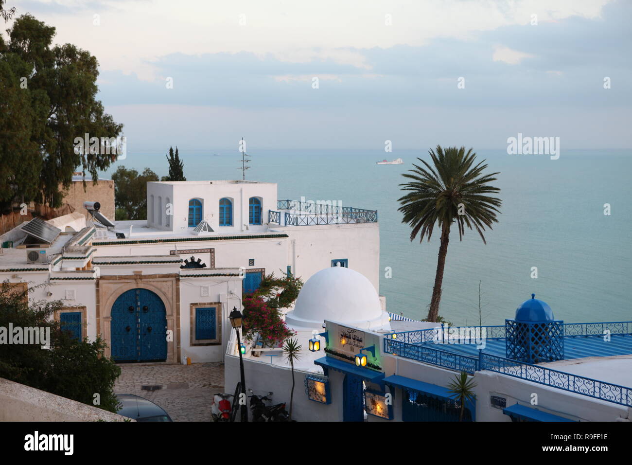 Café Sidi Chebaane à Sidi Bou Said surplombant la baie. Banque D'Images