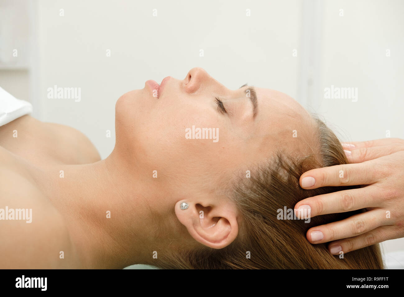 Young woman getting massage spa beauté spa salon de coiffure. Fille de  Cosmetologist relaxant visage et massage de la tête. La peau Spa et soins  du corps. Facia Photo Stock - Alamy