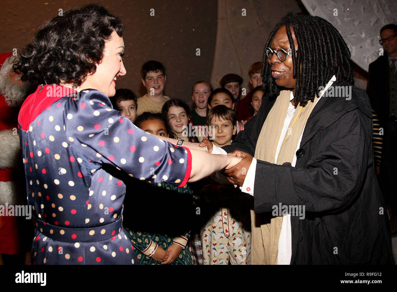 NEW YORK, NY - 04 DÉCEMBRE : Caroline O'Connor et Whoopi Goldberg back stage à 'Une histoire de Noël, la comédie musicale" le 4 décembre 2012 à New York. (Photo par Steve Mack/S.D. Mack Photos) Banque D'Images