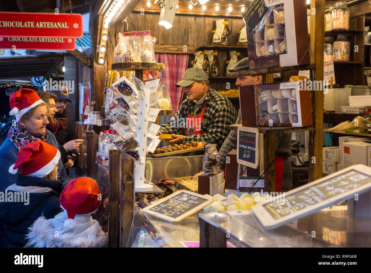 Les vendeurs de rue vendant des chocolats belges et des bonbons en décrochage du marché de Noël en hiver dans la ville de Gand, Flandre orientale, Belgique Banque D'Images