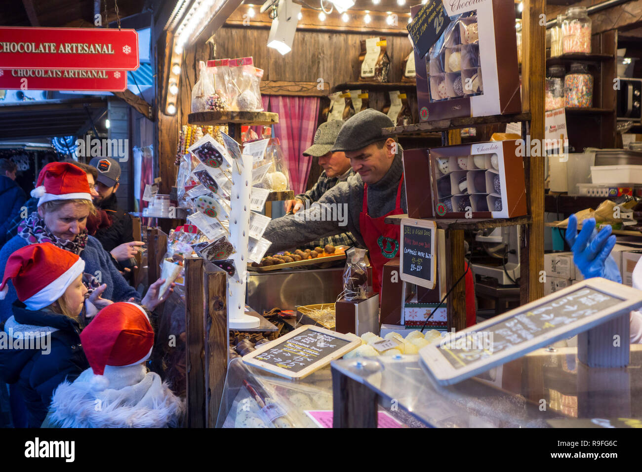 Les vendeurs de rue vendant des chocolats belges et des bonbons en décrochage du marché de Noël en hiver dans la ville de Gand, Flandre orientale, Belgique Banque D'Images