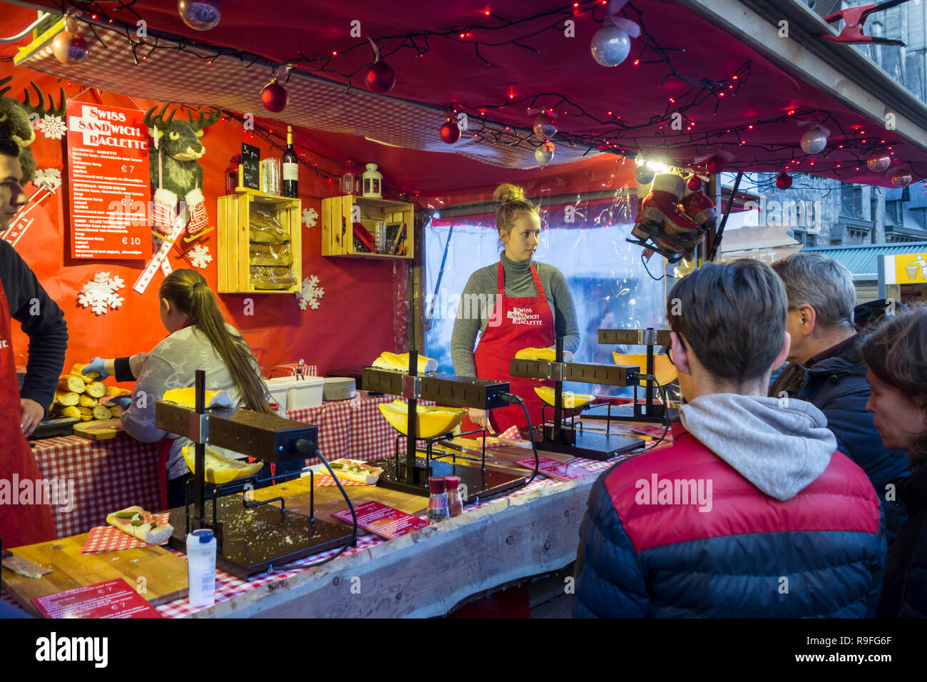 Sandwich raclette suisse stand au marché de Noël en hiver à Gand, Flandre orientale, Belgique Banque D'Images