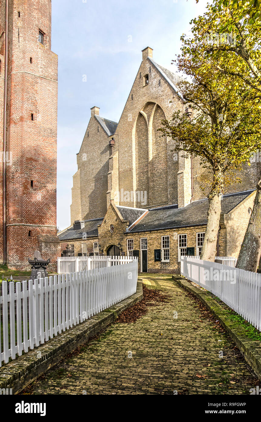 Sneek, Pays-Bas, le 4 novembre 2018 : bain de pieds, bordée de clôtures blanches, entre la tour et la nef de l'église Saint Gertrudis Banque D'Images