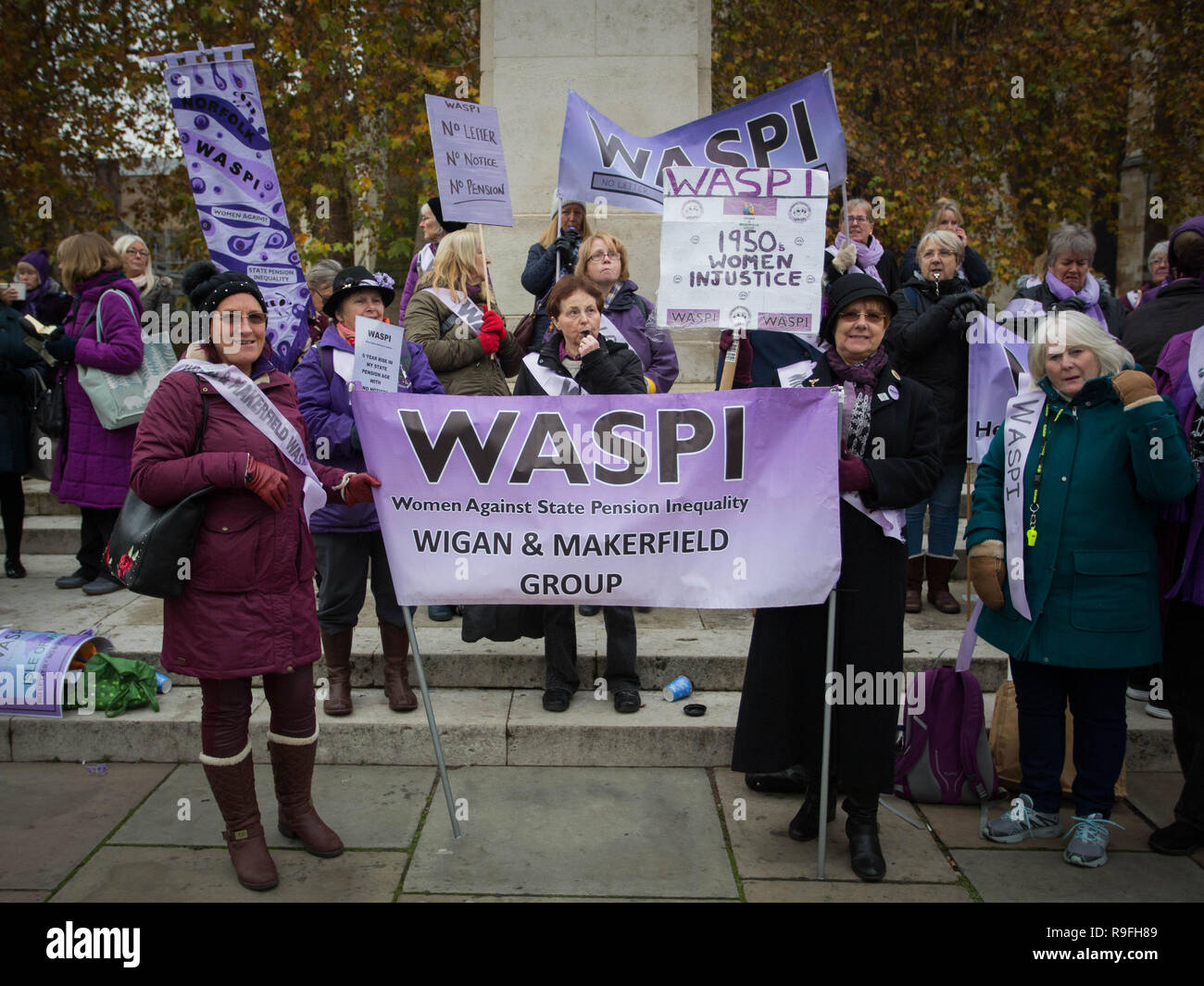 Les femmes de la pension d'état d'inégalité (WASPI) hold rally à l'extérieur du Parlement pour coïncider avec un parti national écossais débat "péréquation des pensions pour les femmes nées dans les années 50' qui aura lieu à Westminster Hall. Avec : Atmosphère, voir Où : London, Royaume-Uni Quand : 22 novembre 2018 Crédit : Wheatley/WENN Banque D'Images