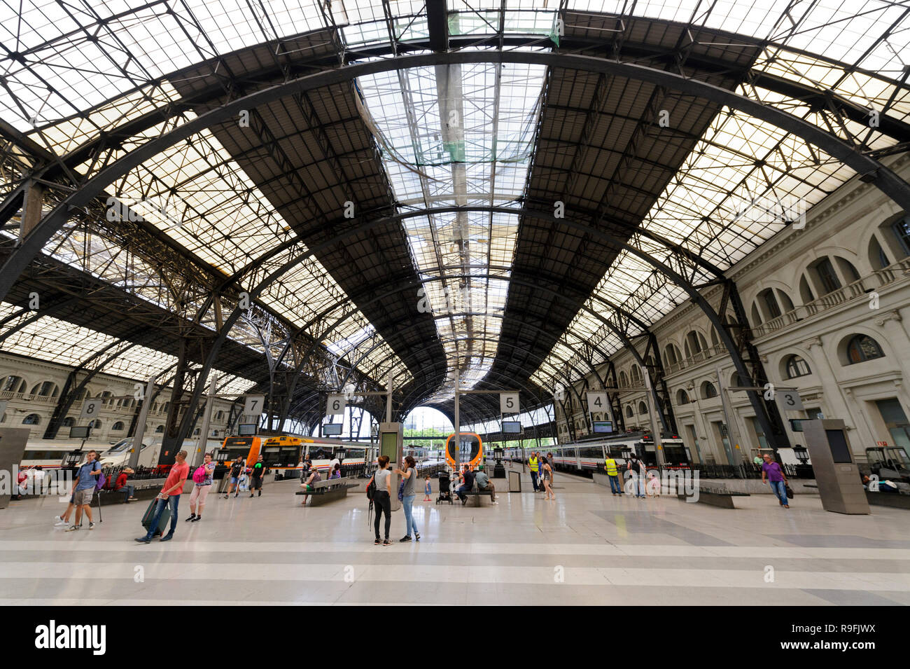 L'intérieur de la grande gare Estacio Franca à Barcelone, Espagne Banque D'Images