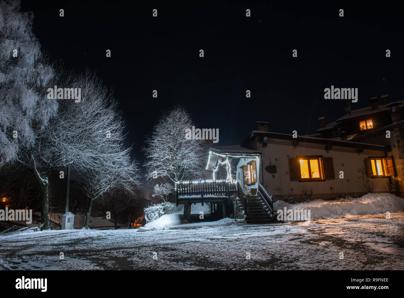 Hut après une chute de neige au coucher du soleil Banque D'Images