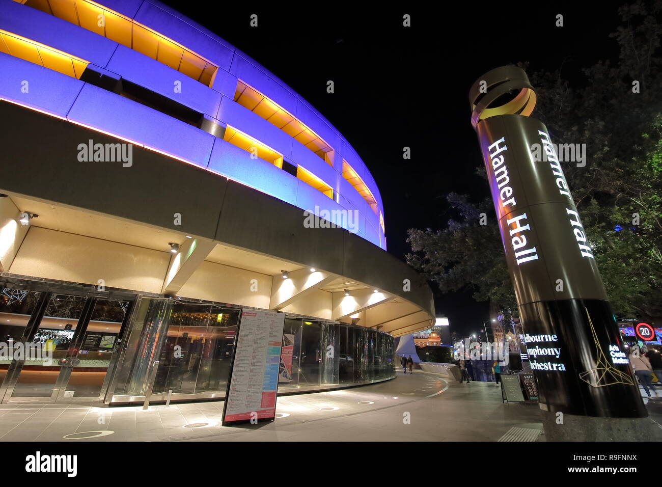 Personnes visitent Arts Centre Hamer hall, à Melbourne, Australie Banque D'Images